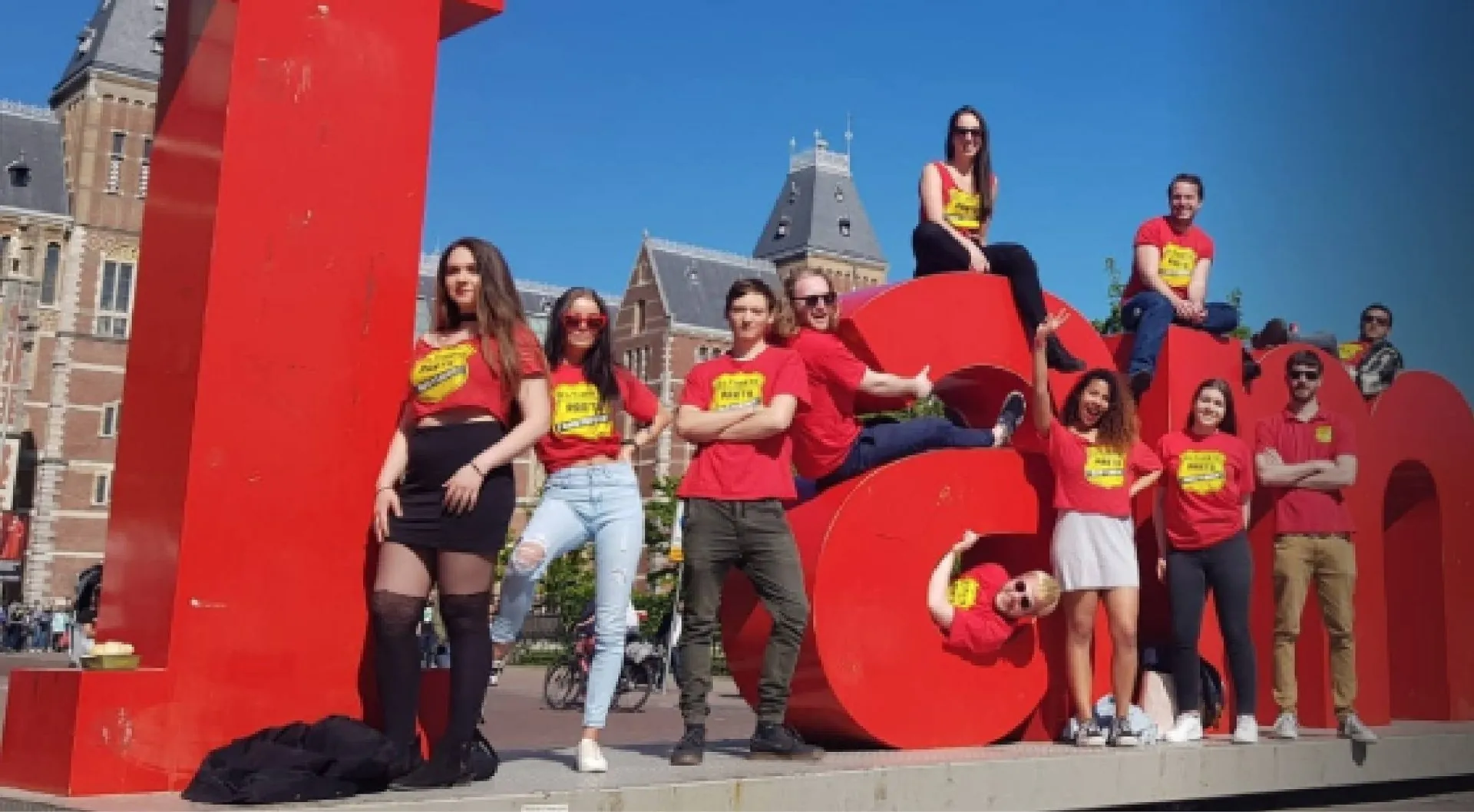 Ultimate Party crew op de I amsterdam letters